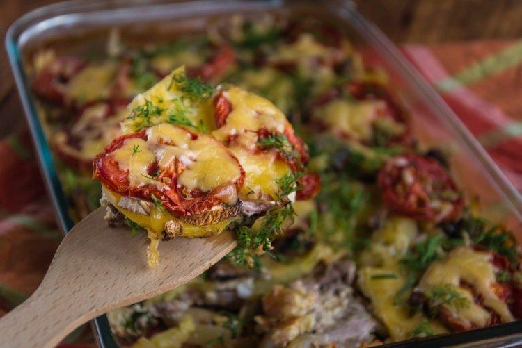 Patatas con calabacín, tomates y bacon en freidora de aire