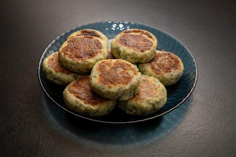 Syrniki dietéticos con harina de trigo sarraceno y hierbas