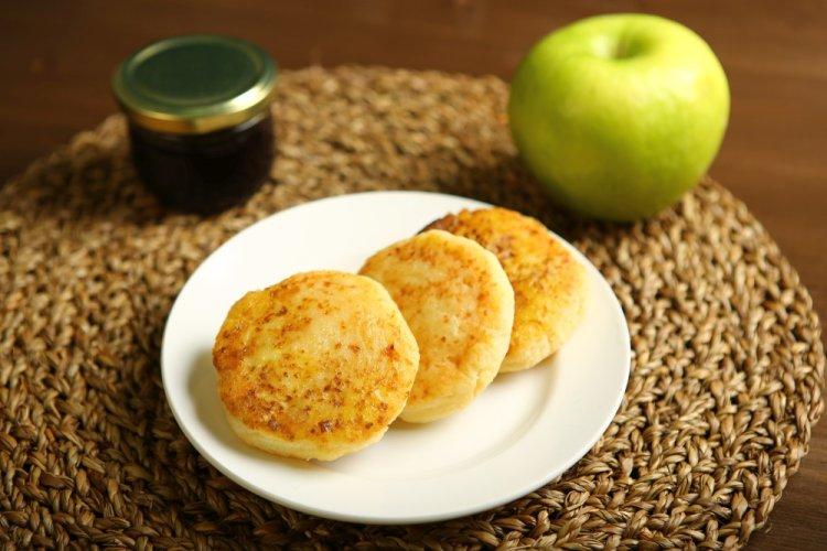 Syrniki dietéticos con manzana