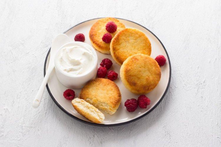 Syrniki dietéticos con coco rallado
