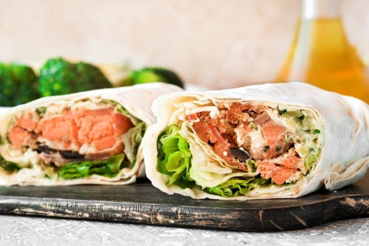 Rollo de lavash con salmón y aguacate