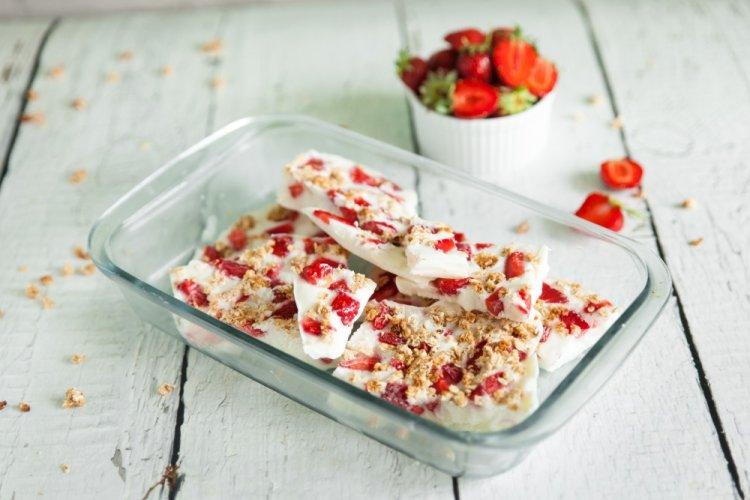 Yogur helado con bayas y granola