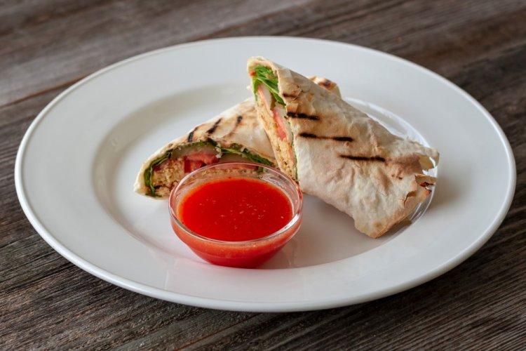 Rollo de lavash saludable con hummus y verduras