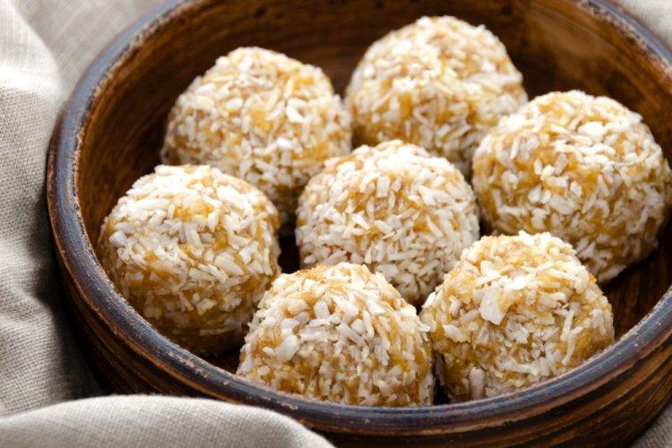 Bolitas saludables de avena y mantequilla de cacahuete