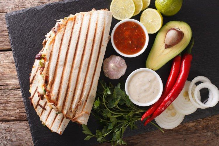 Quesadilla con frijoles y verduras