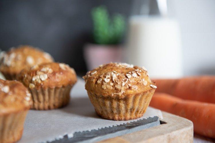 Oatmeal Muffins with Carrots and Walnuts