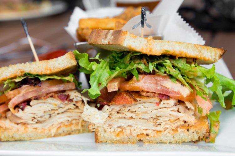 Sándwich de pavo y verduras