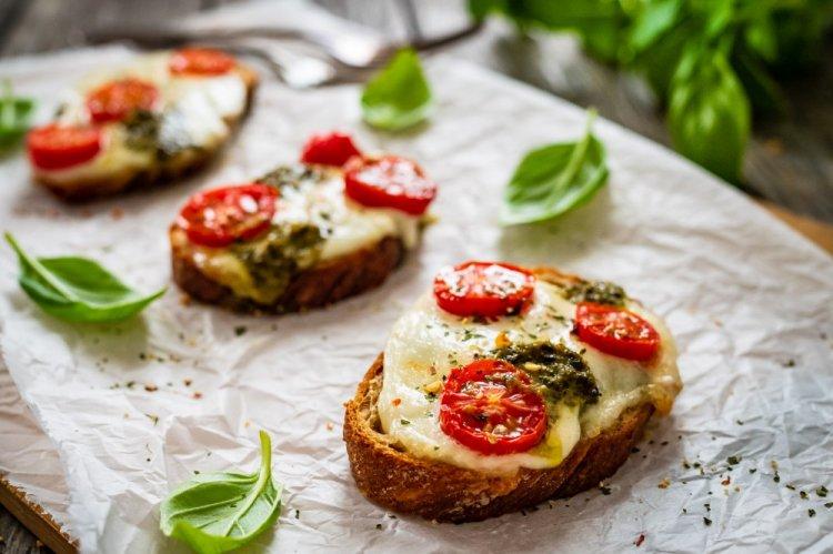 Bruschettas con jamón y tomate en freidora de aire
