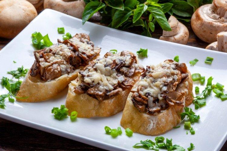 Bruschettas con pollo y champiñones en freidora de aire