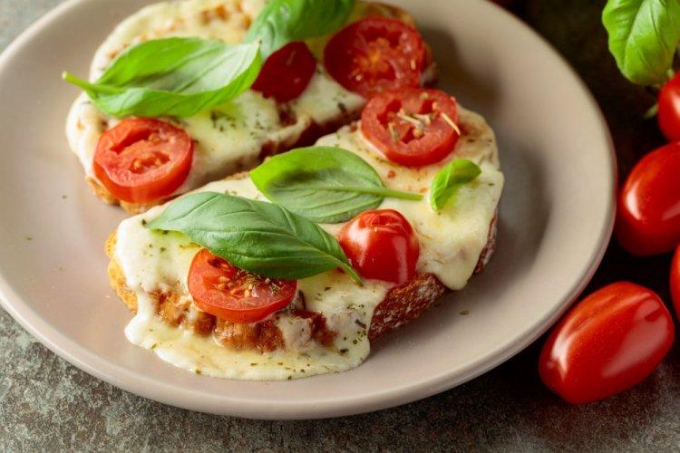 Bruschettas con tomate y mozzarella en freidora de aire