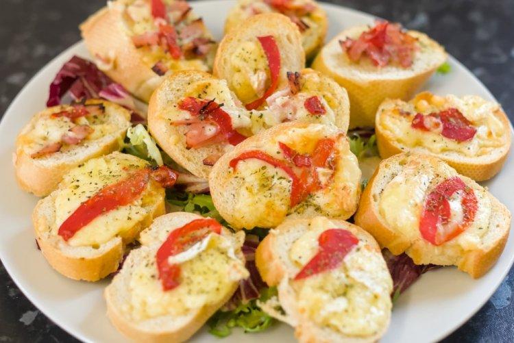 Bruschettas con tocino en freidora de aire