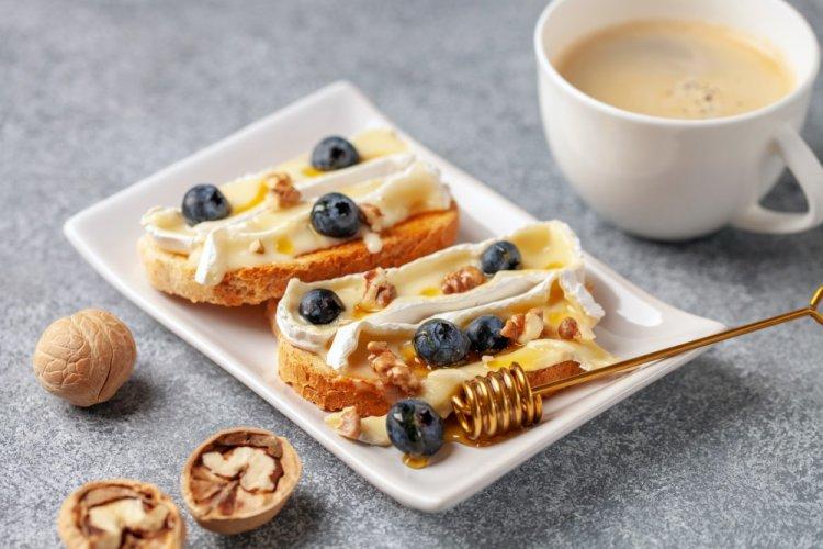 Bruschettas con queso Brie en freidora de aire