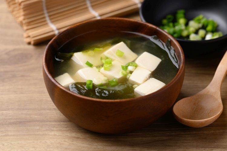Soup with Wakame Seaweed, Shiitake Mushrooms, and Tofu