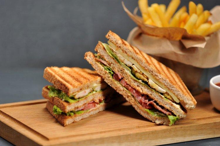 Sándwich club clásico con pollo y tocino