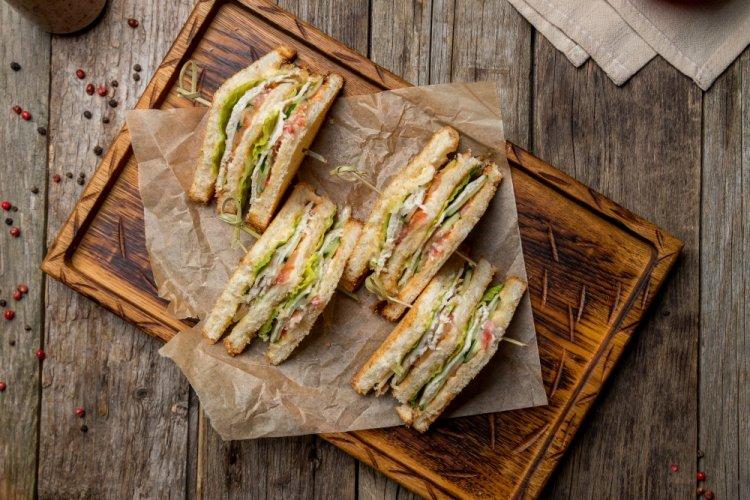 Sándwich club de ternera