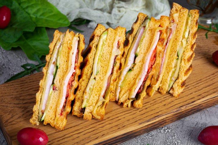 Sándwich club con jamón y pepinillos