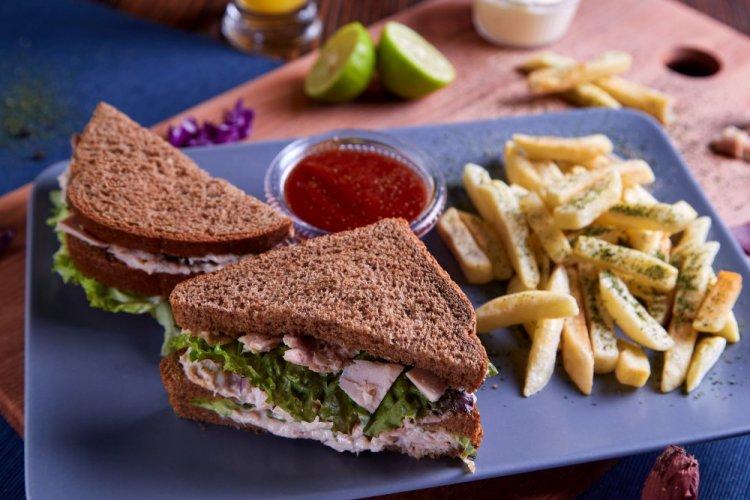 Sándwich club con atún enlatado, pepino y mayonesa