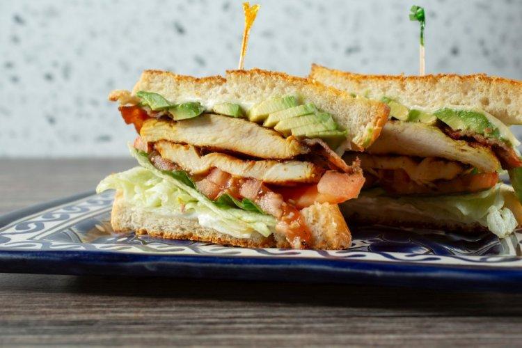 Sándwich club con pollo y aguacate