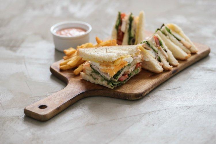 Sándwich club con pavo y huevo