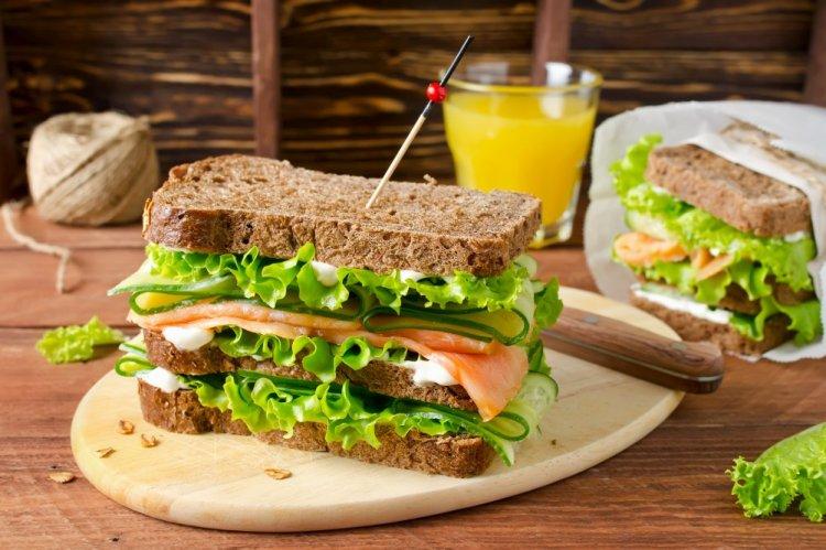 Sándwich club con salmón y queso crema