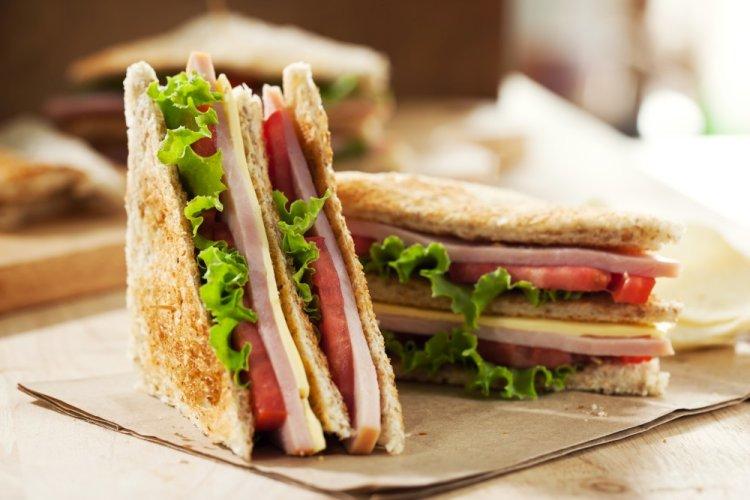Sándwich club con salchicha y queso