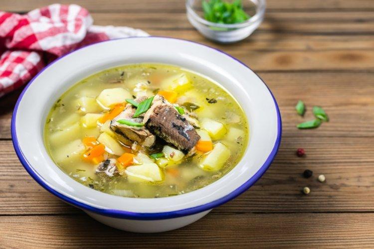 Sopa con saira enlatada y apio