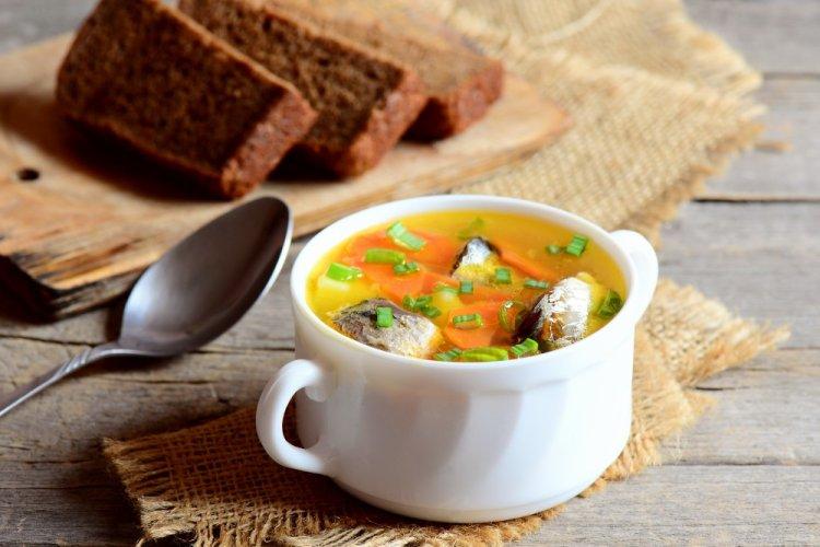Sopa con arroz y saira enlatada