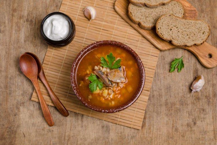 Sopa con saira enlatada y tomate