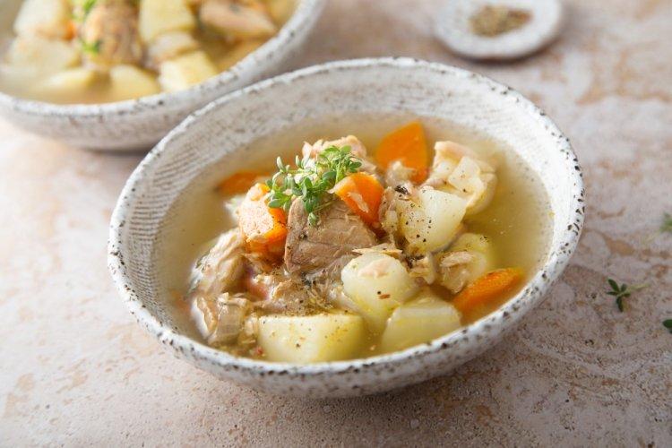 Sopa con cebada perlada y saira enlatada