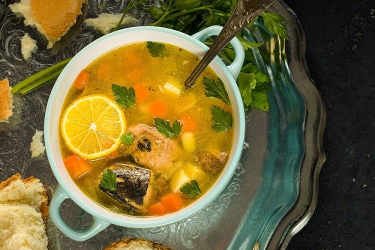 Sopa con saira enlatada y espinacas