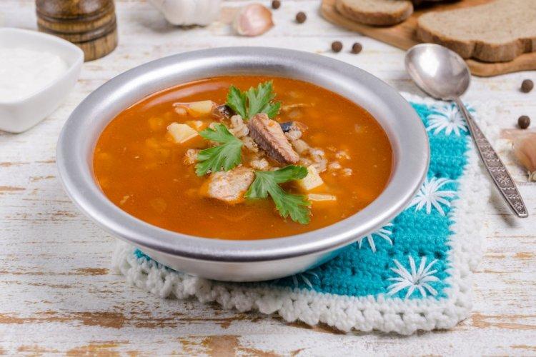 Sopa con saira enlatada y tomates