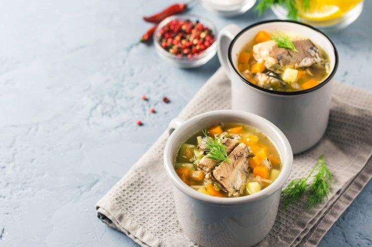 Sopa con saira enlatada y guisantes verdes