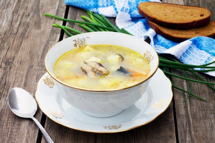 Sopa con saira enlatada y queso procesado
