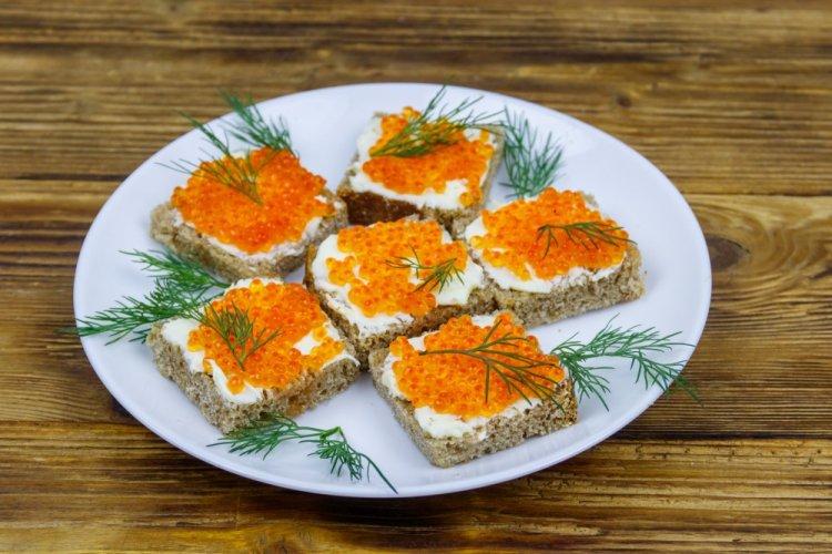 Canapés with Cream Cheese and Red Caviar