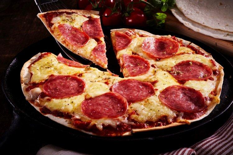 Pizza de pepperoni en tortilla