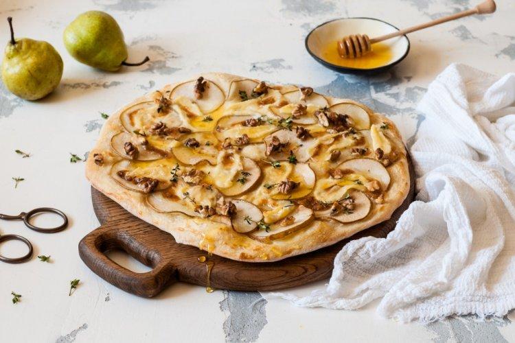 Pizza de pera y queso Brie en tortilla