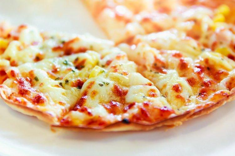 Pizza de jamón y piña en tortilla