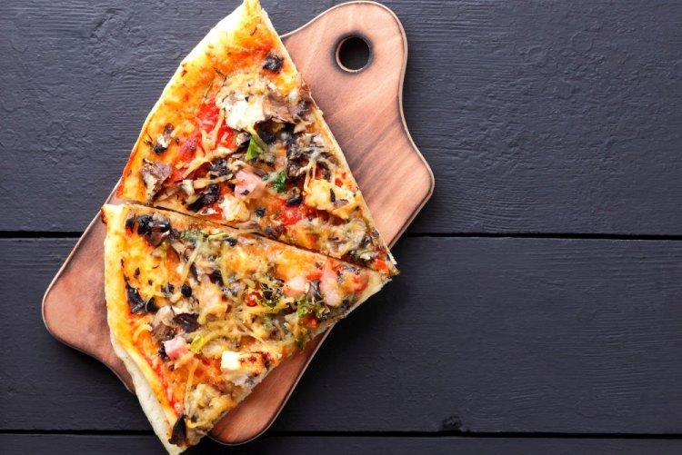 Pizza de pollo y champiñones en tortilla