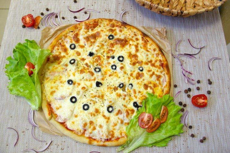 Pizza de salchicha y aceitunas en tortilla
