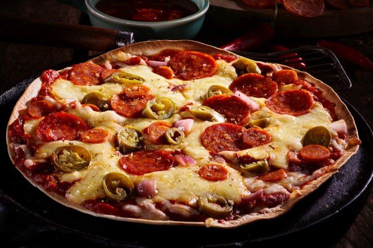 Pizza de salami en tortilla