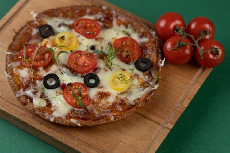 Pizza de carne picada y tomates cherry en tortilla