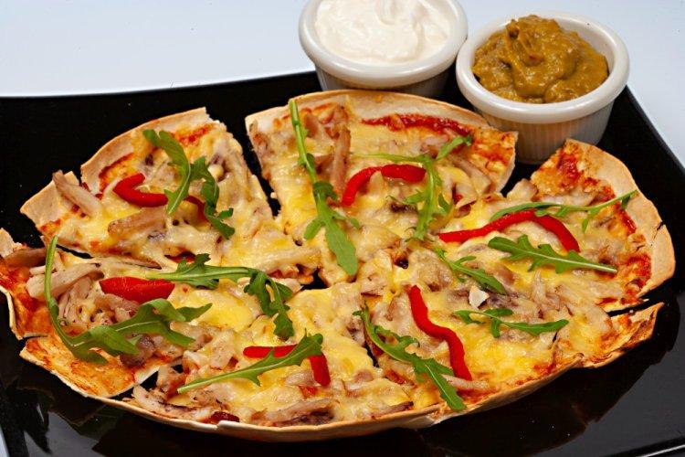 Pizza de atún y maíz en tortilla