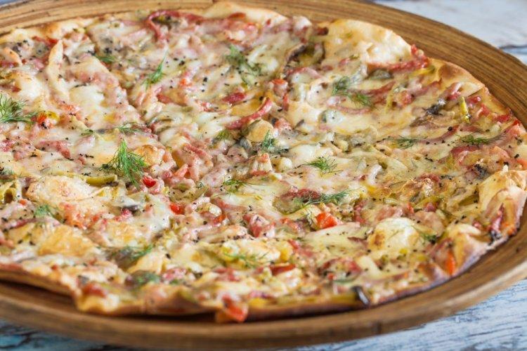 Pizza de salchicha, jamón y pepinillos en tortilla
