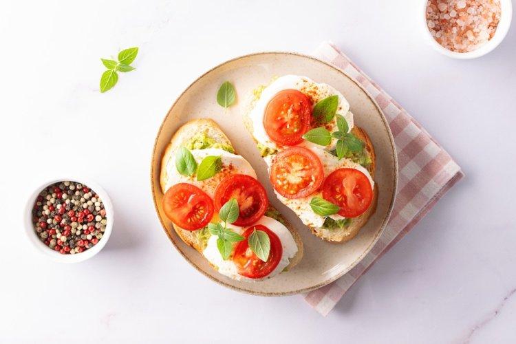 Bruschettas con mozzarella y salsa pesto