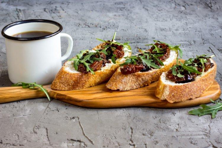Bruschetta con tomates secos y salsa pesto