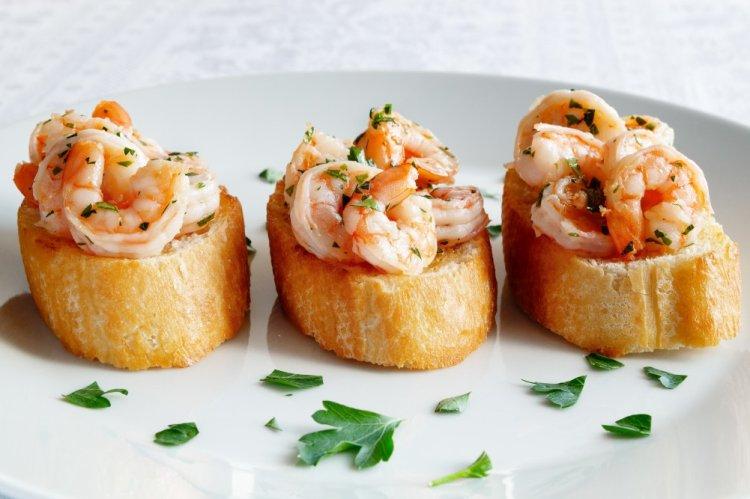Bruschettas con camarones y salsa pesto
