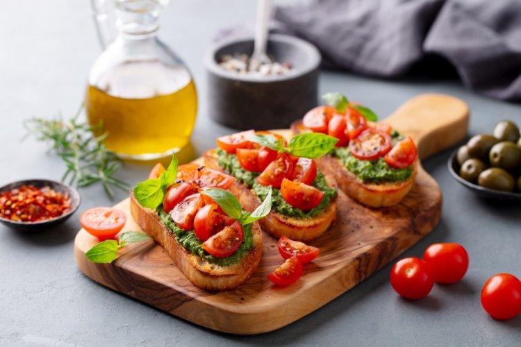 Bruschettas con salsa pesto y tomates cherry