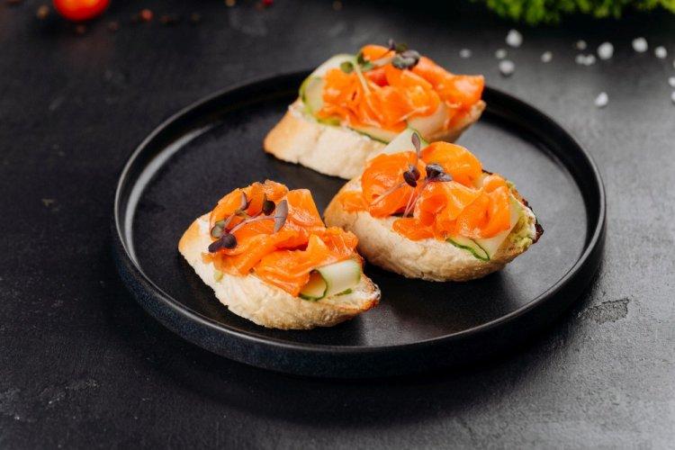 Bruschetta con salmón y salsa pesto