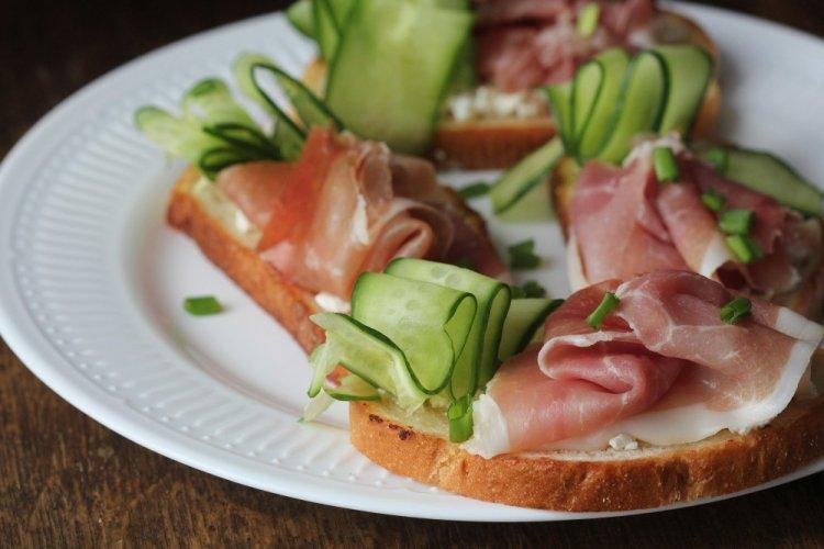 Bruschetta con jamón serrano y salsa pesto
