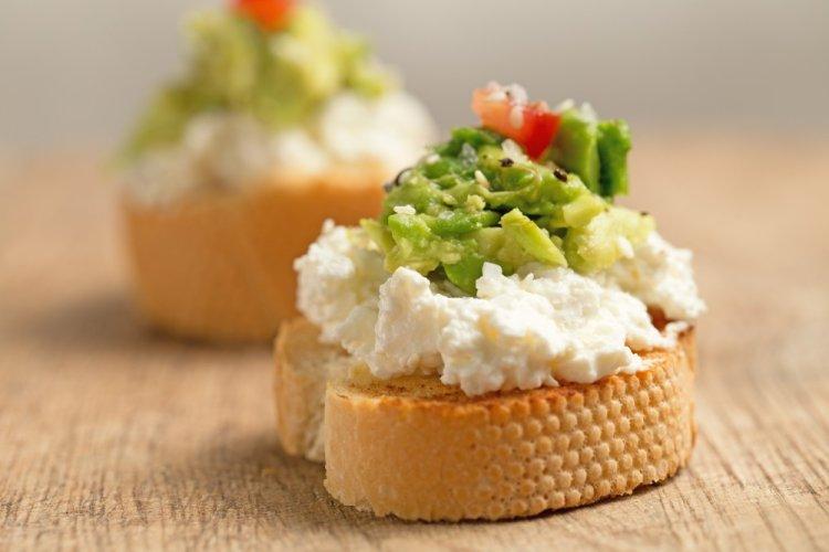 Bruschettas con salsa pesto y aguacate